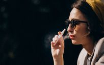 Mujer fumando cigarrillo electrónico (Foto: Freepik)