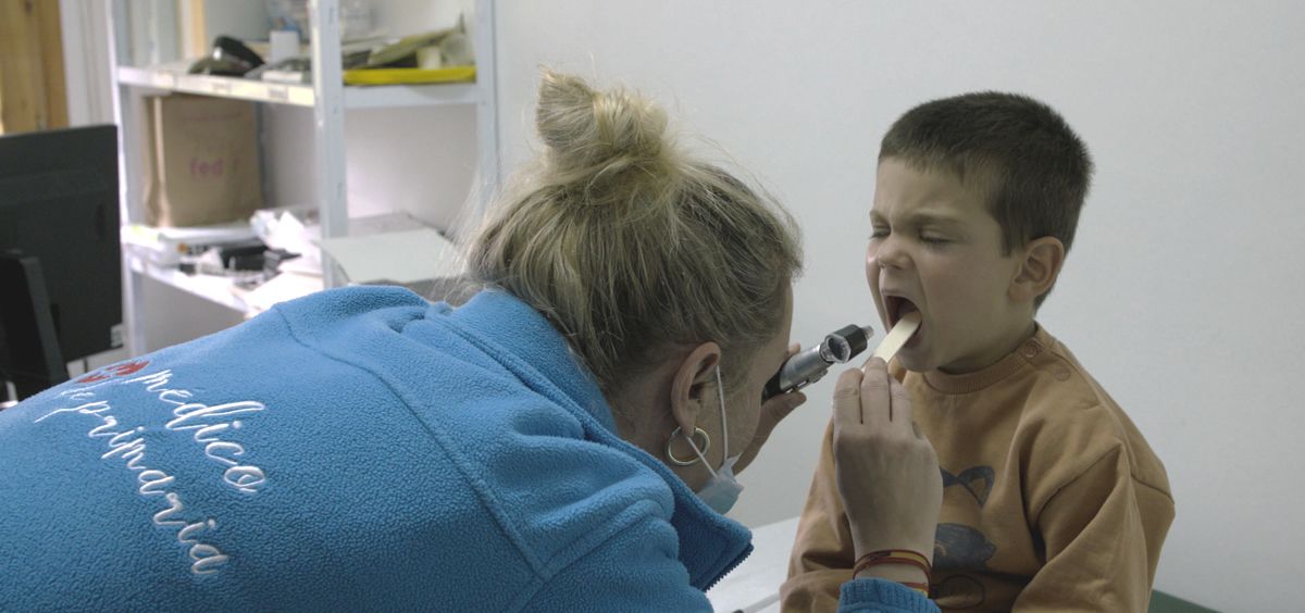 Una pediatra de Atención Primaria realiza pruebas a un niño en consulta (Foto. Semergen)