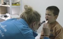 Una pediatra de Atención Primaria realiza pruebas a un niño en consulta (Foto. Semergen)