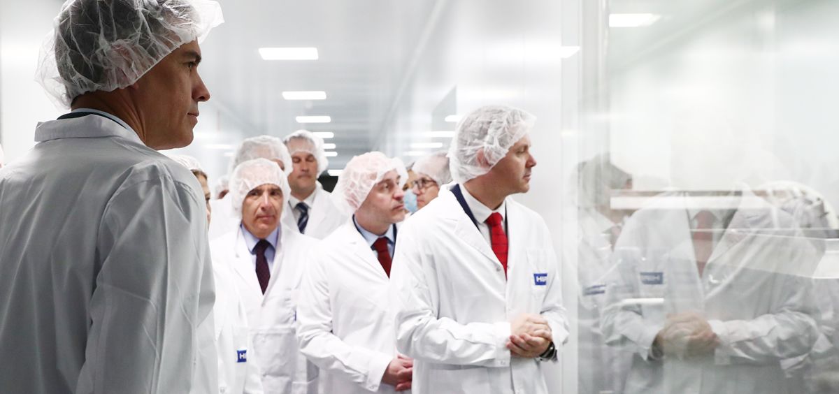 El presidente de España, Pedro Sánchez, y el ministro de Sanidad, José Miñones, visitan las instalaciones de la farmacéutica biotecnológica HIPRA (Foto: Gobierno de España)