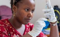 Vacunación contra la malaria con la vacuna 'R21/Matrix-M', desarrollada por la Universidad de Oxford, en un hospital de Tanzania (Foto: TOM WILKINSON / UNIVERSITY OF OXFORD)