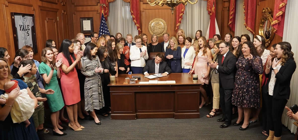 El gobernador de Florida, Ron DeSantis, firma la prohibición del aborto a partir de la sexta semana (Foto: Gobernador de Florida/EuropaPress)