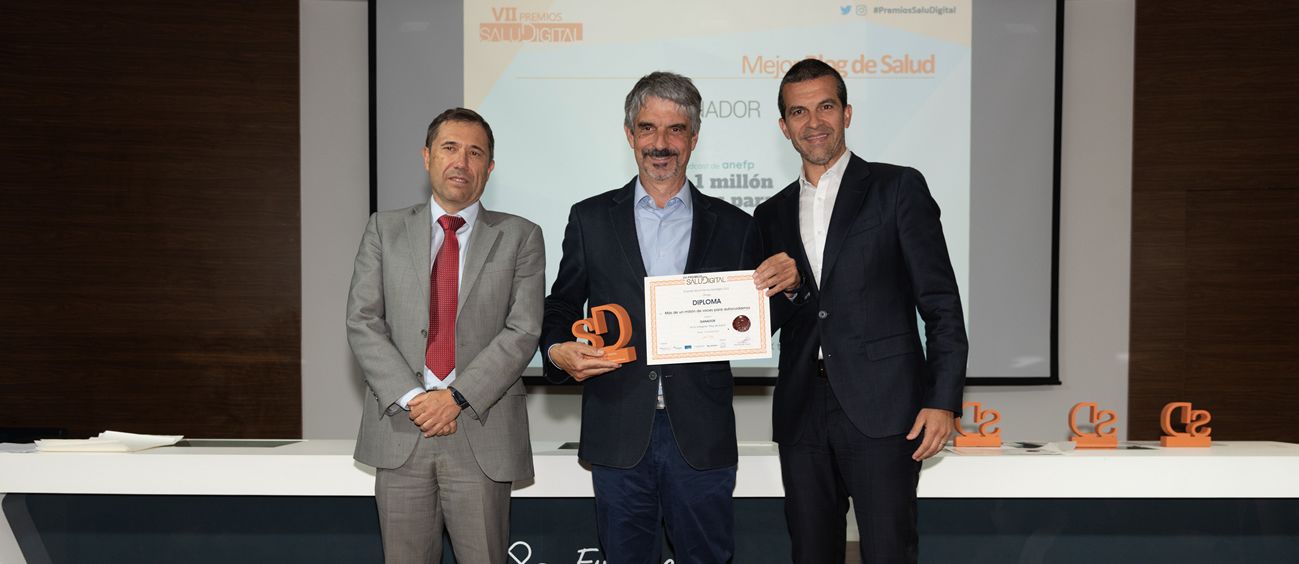 Jaume Pey recibe el reconocimiento otorgado a anefp (Fotos. Miguel Ángel Escobar - ConSalud.es)