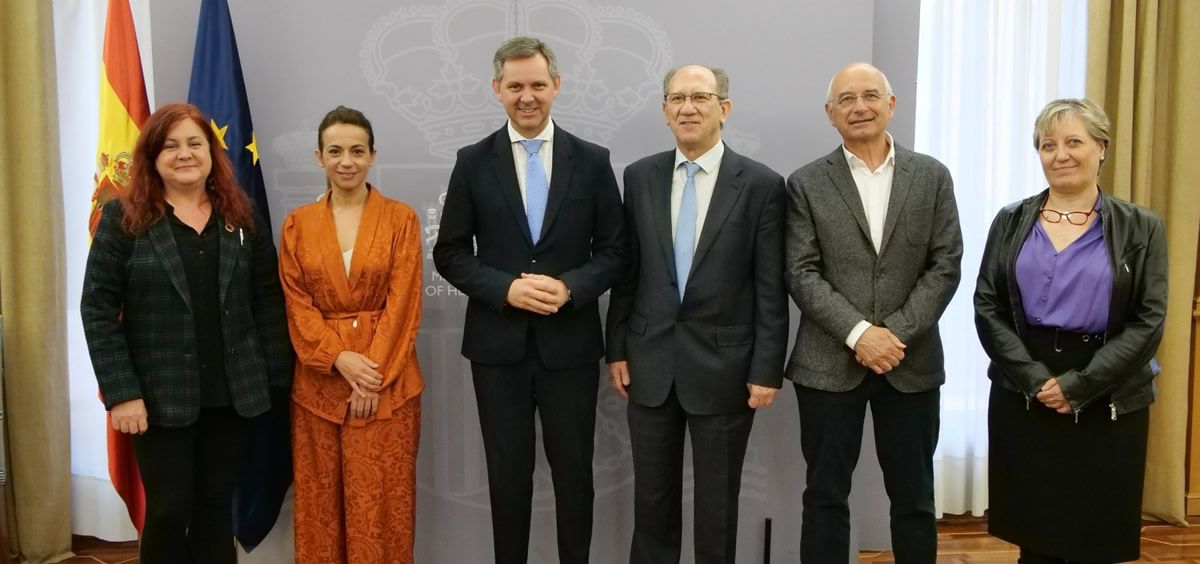 José Miñones se reúne con el presidente de Facme, Javier García, Silvia Calzón, Cristina Avendaño, Ángel Cequier y Celia Gómez (Foto: Ministerio de Sanidad)