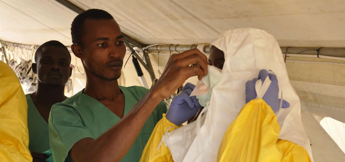 Miembros del equipo médico de MSF se preparan para atender a pacientes de ébola (Foto: Amandine Colin/MSF/EuropaPress)