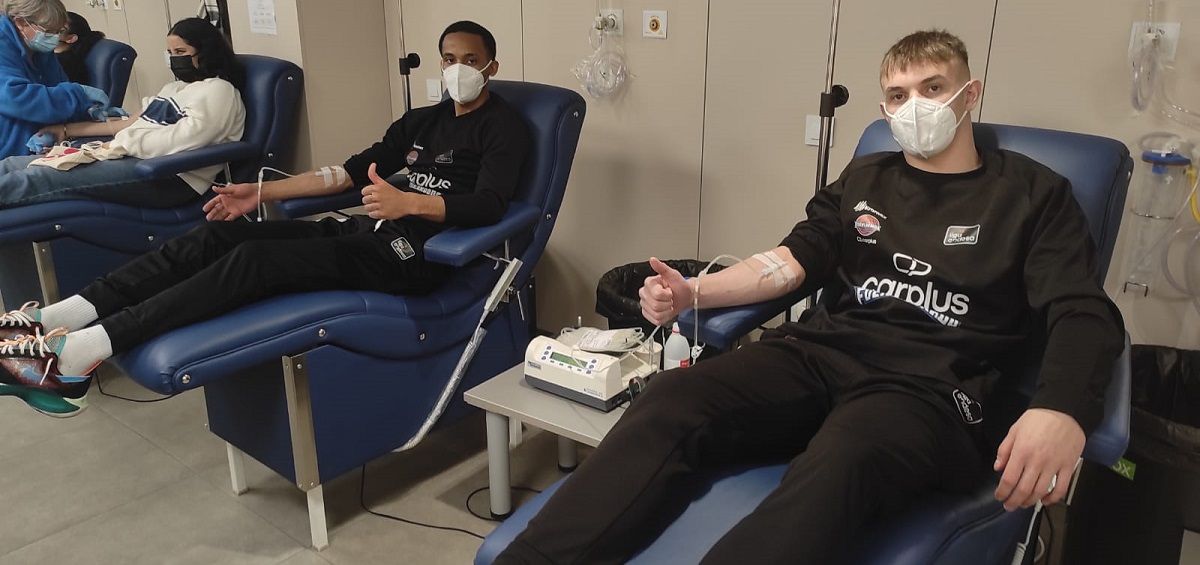 Jugadores de baloncesto del Fuenlabrada donan sangre. (Foto: Hospital de Fuenlabrada)