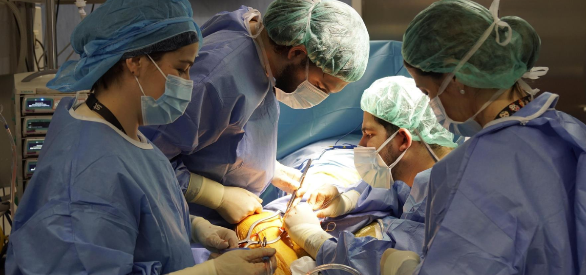 Profesionales sanitarios en plena cirugía. (Foto EP)