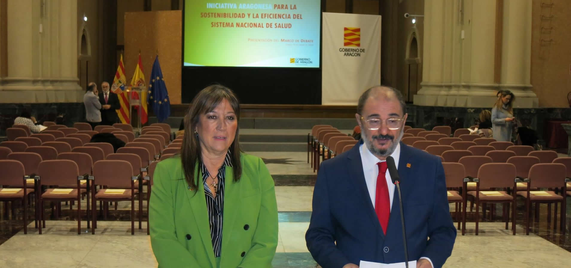 El presidente de Aragón, Javier Lambán, junto a la consejera de Sanidad, Rira Ripollés, en la presentación del documento (foto: Europa Press)