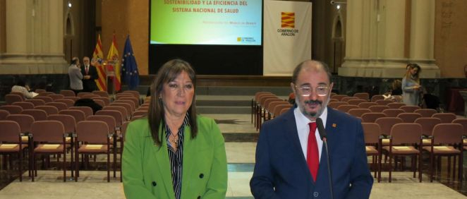 El presidente de Aragón, Javier Lambán, junto a la consejera de Sanidad, Rira Ripollés, en la presentación del documento (foto: Europa Press)