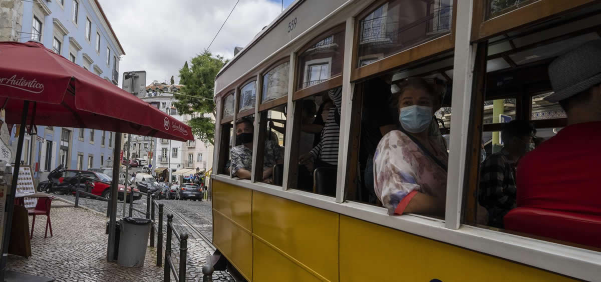 Personas con mascarilla en un tranvía de Lisboa (Foto: Europa Press/Contacto/Jorge Castellanos)