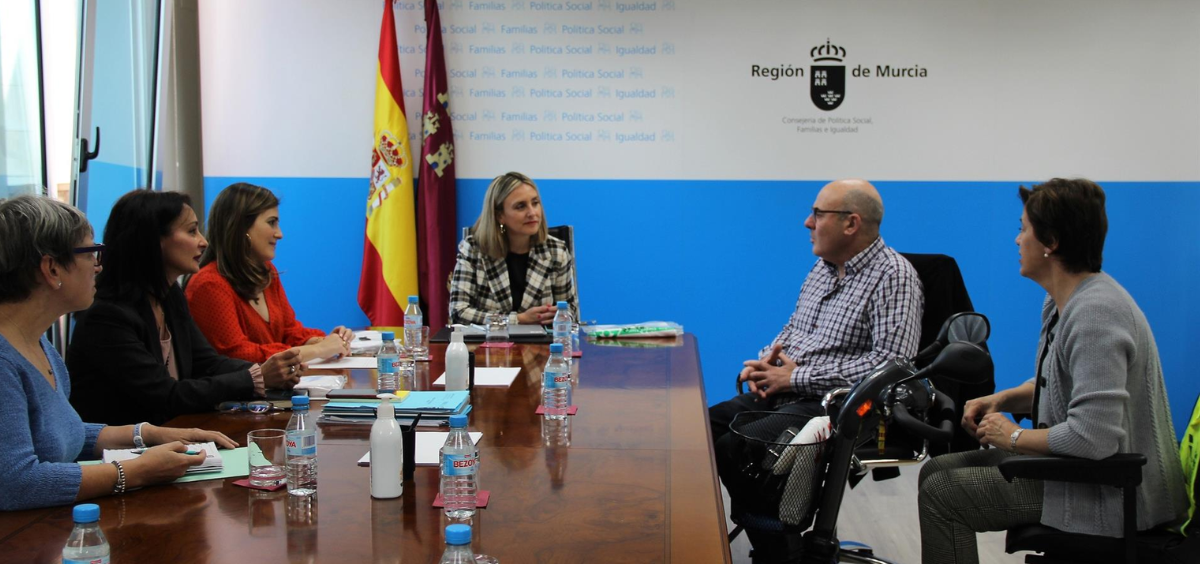 La consejera de Política Social, Familias e Igualdad de Murcia, Conchita Ruiz Caballero, en una reunión con representantes de Asociación Murciana de Enfermos de ELA (Foto: CARM)