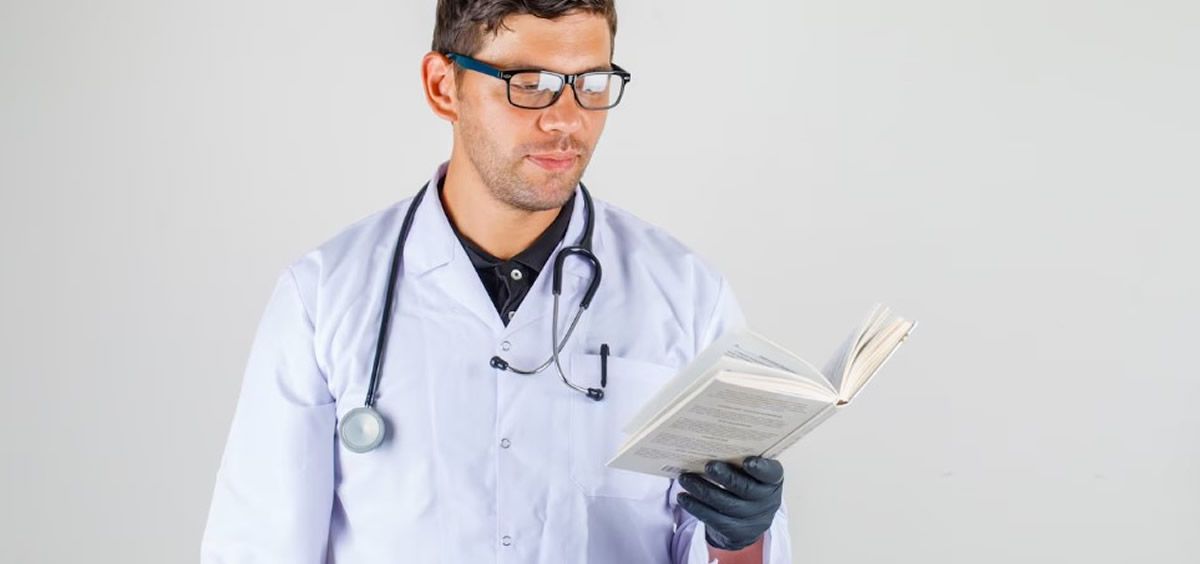 Médico leyendo un libro (Foto: Freepik)