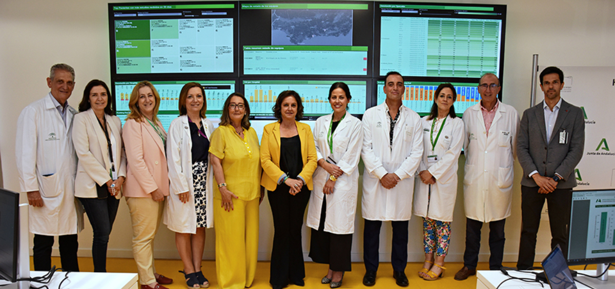 Catalina García, durante su visita al Centro Avanzado de Diagnóstico por Imagen del Hospital de Valme de Sevilla