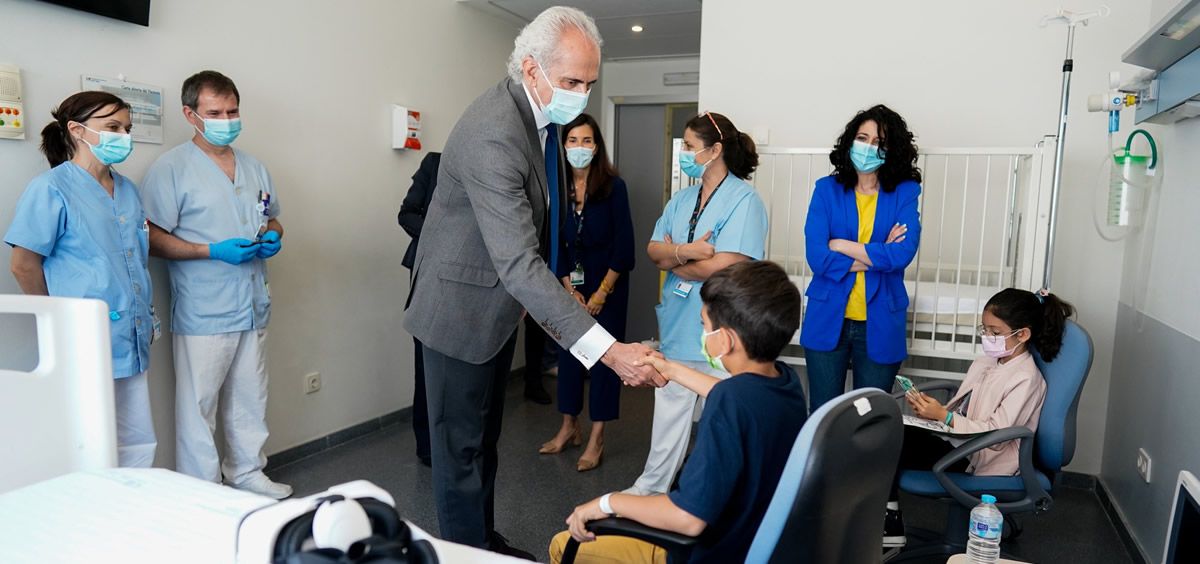 El consejero de sanidad de la Comunidad de Madrid, Enrique Ruiz Escudero, visita el Hospital Universitario del Tajo de Aranjuez (Foto: CAM)