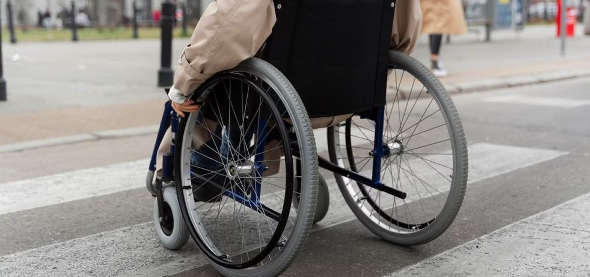 Persona en silla de ruedas (Foto: Freepik)