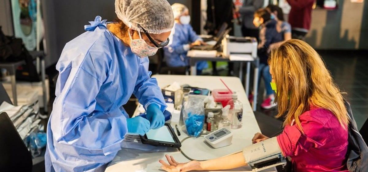 Una paciente realizando una donación de sangre en un hospital de Argentina durante la pandemia por COVID-19 (Foto: OMS/EuropaPress)