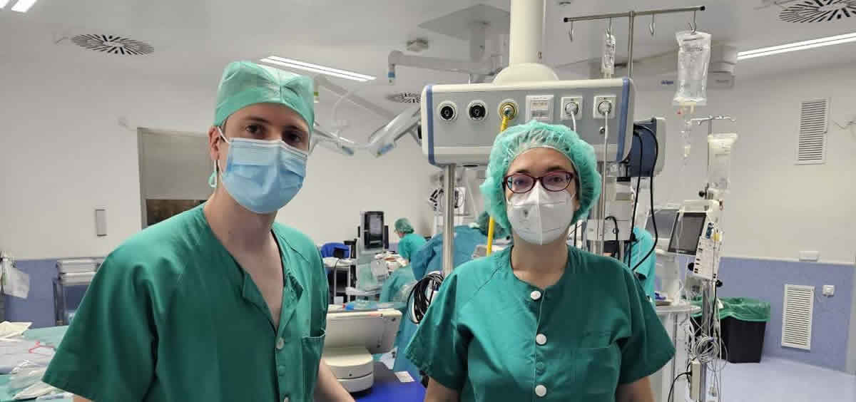 Los neurocirujanos Pablo Martín y Beatriz Pascual, minutos antes de iniciar una intervención (Foto: Hospital Universitario 12 de Octubre)