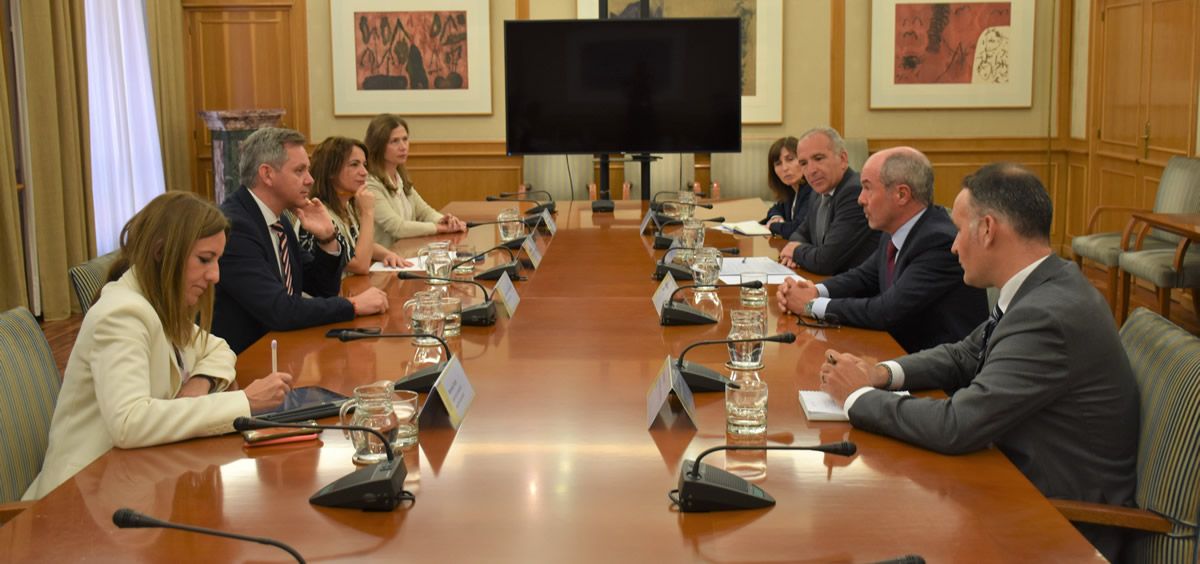 Reunión que el ministro de Sanidad, José Miñones, con representantes de la empresa farmacéutica biotecnológica Hipra (Foto: Ministerio de Sanidad)