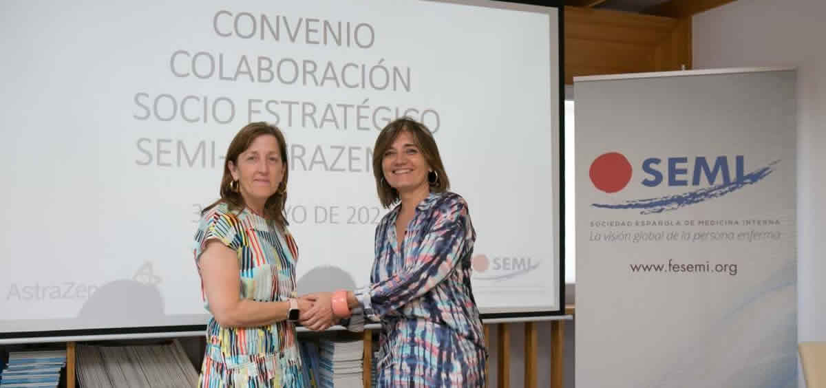 De izquierda a derecha, la Dra. Juana Carretero, presidenta de SEMI, y Ana Pérez Domínguez, directora médica y de Asuntos Regulatorios de AstraZeneca España.