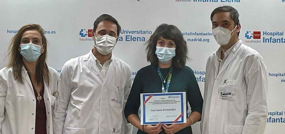 Entrega del premio a la Dra. Ana Lara Fernández (Foto: Hospital Universitario Infanta Elena)