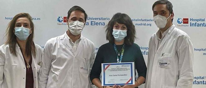 Entrega del premio a la Dra. Ana Lara Fernández (Foto: Hospital Universitario Infanta Elena)