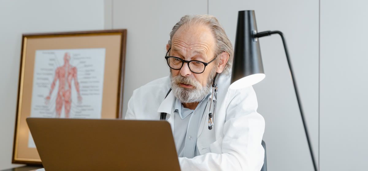 Doctor en edad de jubilación (FOTO: Pexels)