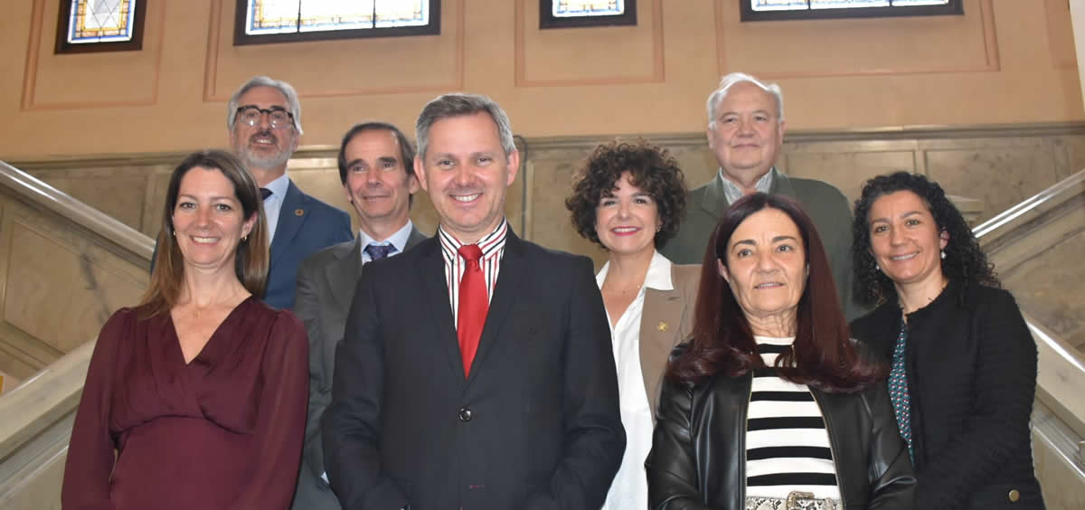 Miñones ofrece a los colegios profesionales sanitarios de Lugo la permanente colaboración de Sanidad