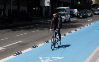Ciudadano se desplaza en bicicleta por un carril bici de Madrid. (Foto: EP)