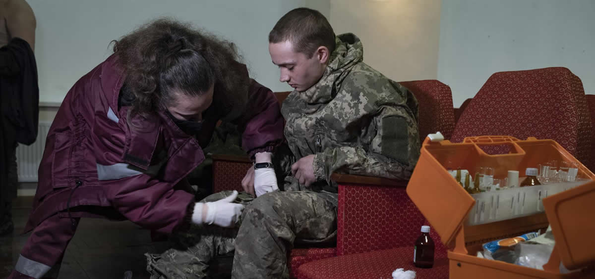 Un soldado del ejército ucraniano que se rindió voluntariamente recibe asistencia médica en Lugansk, República Popular de Luhansk. (Foto: Europa Press)