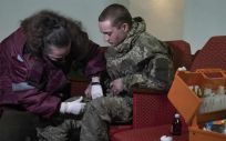 Un soldado del ejército ucraniano que se rindió voluntariamente recibe asistencia médica en Lugansk, República Popular de Luhansk. (Foto: Europa Press)