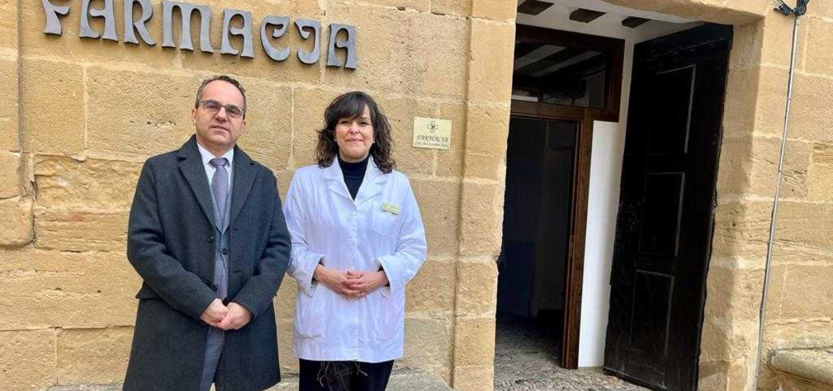 La farmacéutica rural, Ana Esteban López, frente a su consulta al lado del presidente del Colegio de Farmacéuticos de La Rioja. (Foto: COFLR)