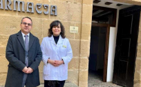 La farmacéutica rural, Ana Esteban López, frente a su consulta al lado del presidente del Colegio de Farmacéuticos de La Rioja. (Foto: COFLR)