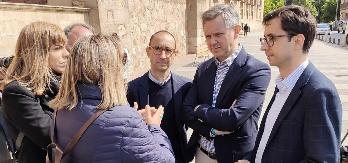 El ministro de Sanidad, José Manel Miñones, en Salamanca junto a representantes del PSOE (Foto: Europa Press)