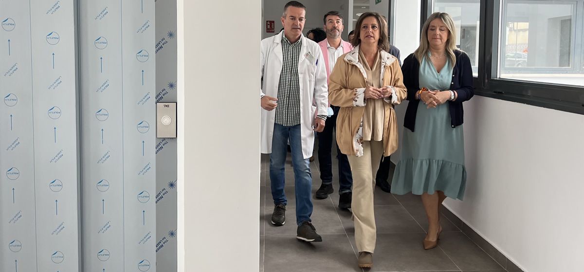 Catalina García, durante su visita al centro de salud de Huesa (Foto: Consejería de Salud y Consumo de la Junta de Andalucía)