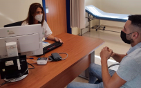 Enfermera atiende a un paciente en una consulta de Atención Primaria de Andalucía. (Foto: EP)