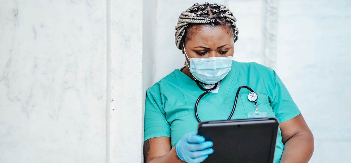 Enfermera observando los datos de un paciente (FOTO: Pexels)