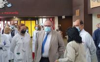 El consejero de Sanidad, Alejandro Vázquez, durante su visita a la exposición 'Las caras de la meningitis' (Foto: Europapres)