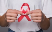 Persona sosteniendo una cinta del VIH (Foto: Freepik)