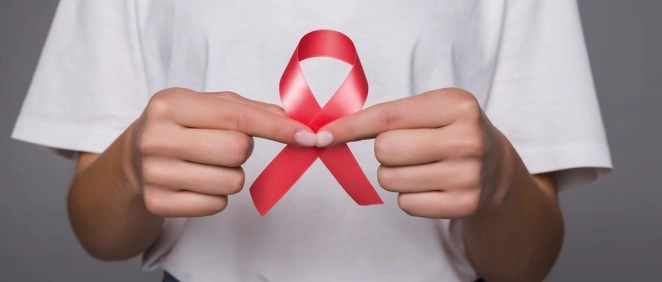 Persona sosteniendo una cinta del VIH (Foto: Freepik)