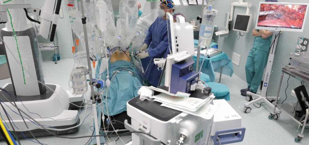 La primera intervención con cirugía robótica en Aragón que se ha realizado en el Servet. (Foto: Luis Correas)