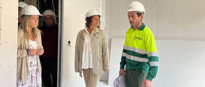 La consejera de Salud y Consumo, Catalina García, durante la visita al centro de salud de Orcera (Jaén) (Foto: Junta de Andalucía)