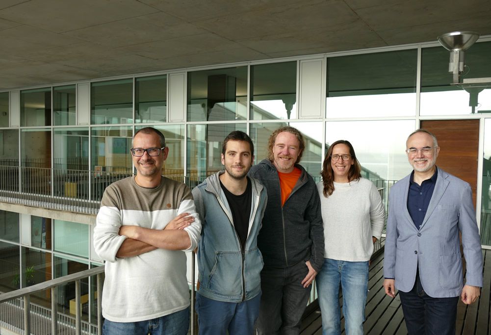 De izquierda a derecha Tomàs Marquès-Bonet, Alejandro Valenzuela, David Juan, Esther Lizano y Arcadi Navarro. Investigadores IBE - UPF participantes en el estudio. Crédito IBE y UPF.