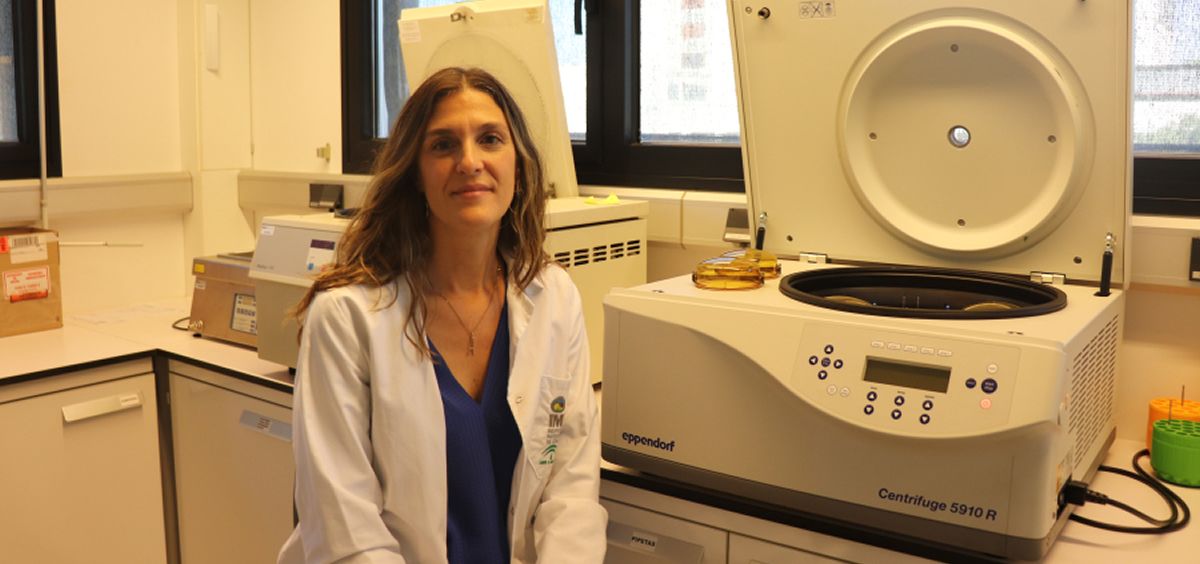 Alejandra Pera, investigadora principal del estudio, en su laboratorio del IMIBIC (Foto: UCO)