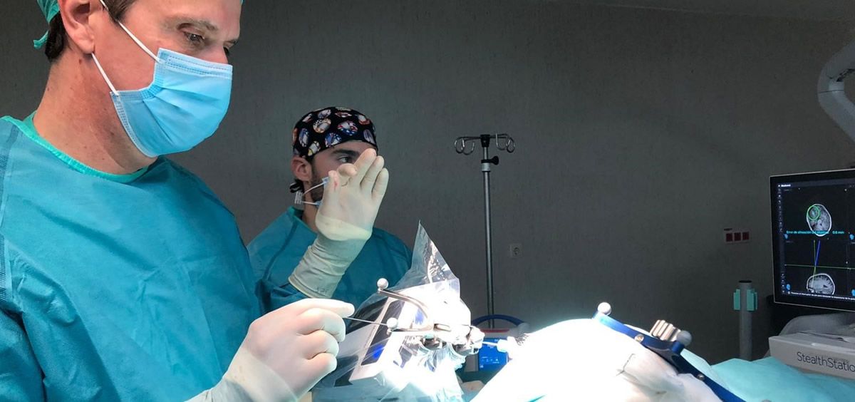 Neurocirujano en cirugía con láser en epilepsia refractaria (Foto: Hospital Ruber Internacional)
