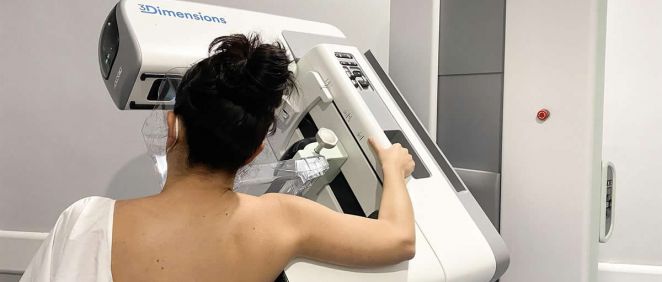 Una paciente se realiza una mamografía (Foto: Junta de Andalucía/EuropaPress)