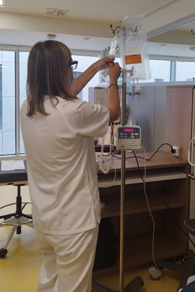 Una enfermera comprueba las infusiones intravenosas del tratamiento de un paciente oncológico (Foto. Consalud.es)