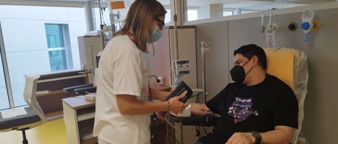 Una enfermera le mide la tensión a un paciente en el nuevo hospital de día oncológico del Gregorio Marañón (Foto. Consalud.es)