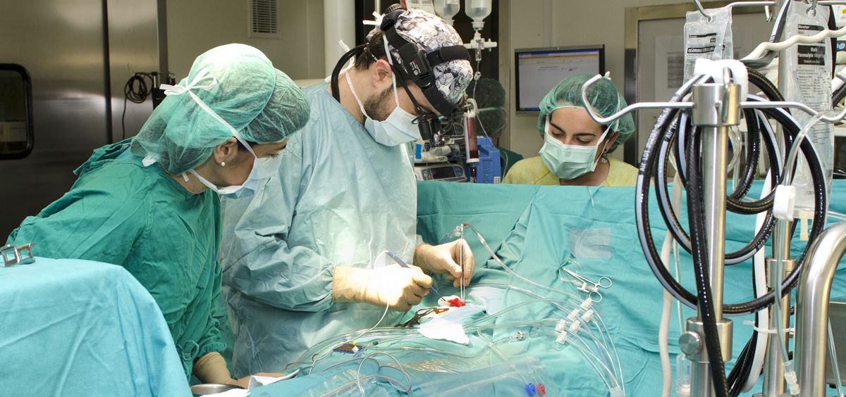 Operación en un quirófano de cardiología infantil (Foto: Hospital Gregorio Marañón)