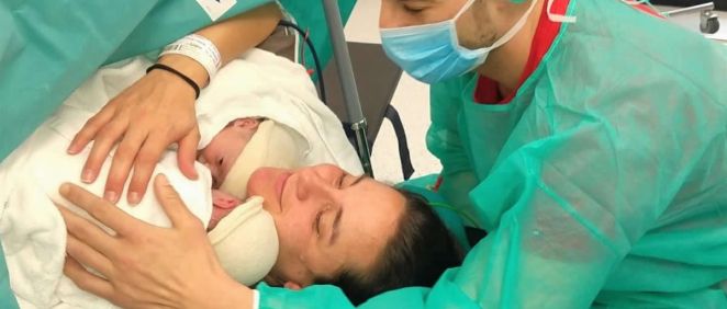 Unos padres con sus gemelos nacidos tras cesárea humanizada en el Hospital Quirónsalud Córdoba (Foto: Hospital Quirónsalud/EuropaPress)