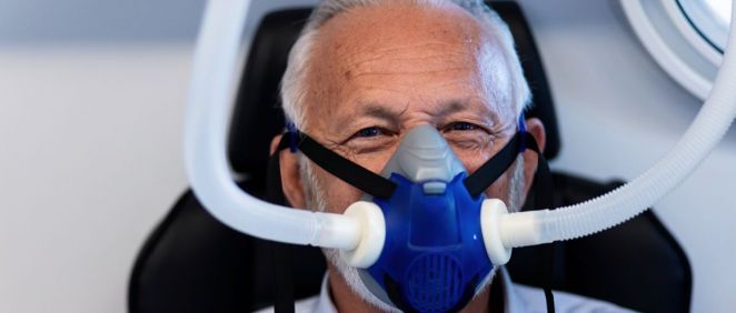 Hombre con problemas respiratorios con máscara de oxigeno (Foto: Freepik)